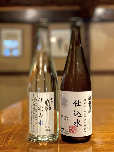 落酒造場の仕込水（左）は硬度約130mg/Lと、岡山県内の酒蔵ではトップクラスの硬さ。一方、辻本店の仕込水は32mg/Lと軟らかい