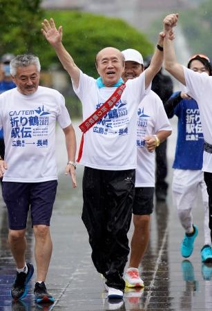 　「折り鶴駅伝」のゴールを目指し長崎市の平和公園を走る、佐々木禎子さんの兄で被爆者の雅弘さん（中央）＝９日午後