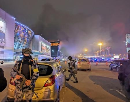 　テロ現場となったモスクワ郊外のコンサートホール周辺で、銃を手に警戒する治安当局者ら＝２２日（共同）