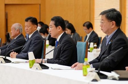 　新しい資本主義実現会議であいさつする岸田首相（右手前から２人目）＝２７日午後、首相官邸