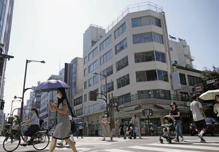 　猛暑日となった静岡市の交差点で日傘を差して歩く女性ら＝９月２８日
