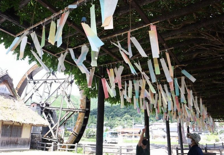 神代和紙短冊２千枚 風に揺れ　新見の公園、月末までイベント
