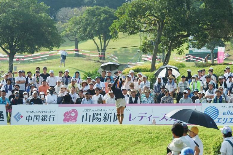 ６３選手が出場して午前８時にスタートした山陽新聞レディースカップの決勝ラウンド＝東児が丘マリンヒルズＧＣ