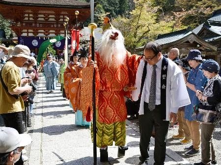　和歌山県かつらぎ町の丹生都比売神社で開かれた花盛祭の「渡御の儀」の行列＝１４日午後