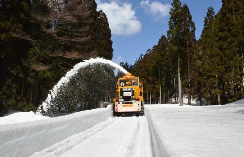 雪のアーチを描きながら進む除雪車＝１９日、西粟倉村大茅