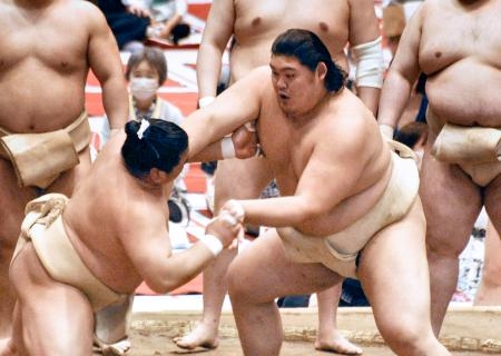 　大相撲の春巡業で稽古する大の里（右）＝１３日、神奈川県藤沢市