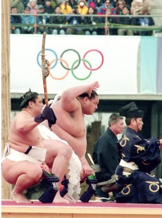 　長野五輪開会式で、力強い土俵入りを披露する横綱の曙太郎さん＝１９９８年２月