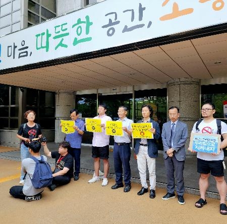 　韓国・釜山地裁の判決に抗議する原告側の市民団体関係者ら＝１７日、釜山（共同）
