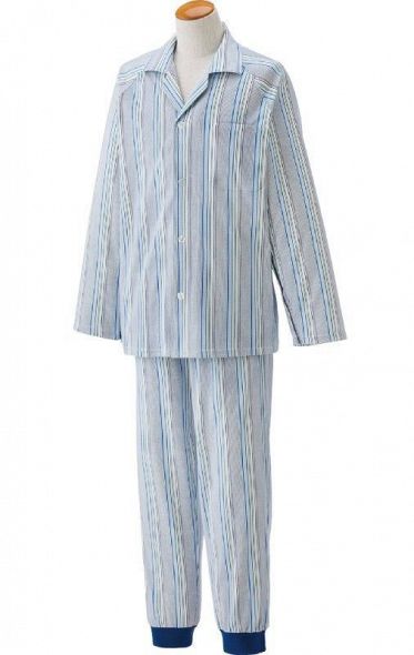 見た目は普通の男性用パジャマだが、前合わせは飾りボタンで面ファスナー仕様。ズボンは両脇を全開にできるファスナーが付いている