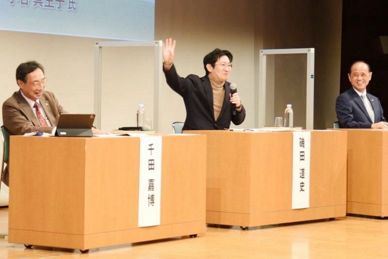 岡山城の魅力や活用策を語り合う（左から）千田さん、磯田さん、大森市長
