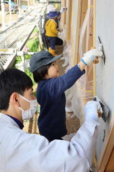 備前の手作り園舎 完成もうすぐ　日生カキ殻材料に親子ら漆喰塗り