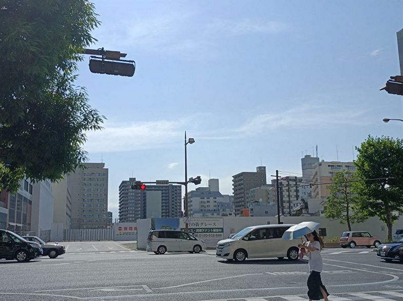 岡山市街地は太陽が照りつけ、日傘を差す人が行き交った＝２６日午後３時５０分、同市北区柳町