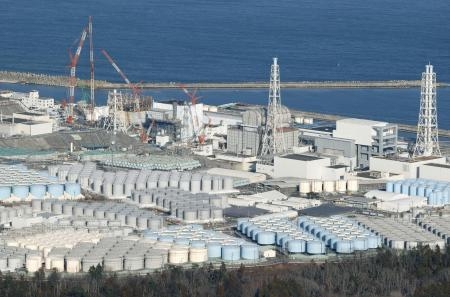 　東京電力福島第１原発の敷地内に並ぶ処理水のタンク＝１月