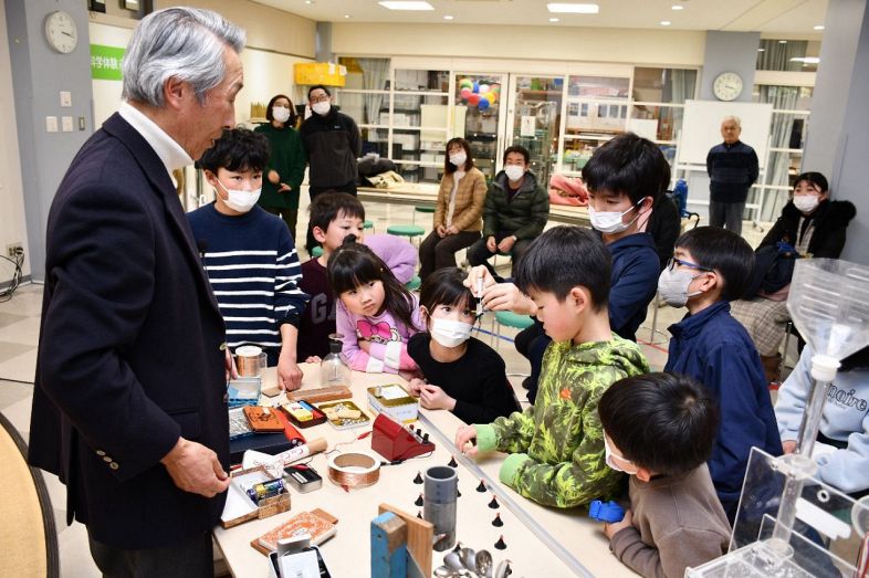 瀬崎さん（左）の指導で科学実験を楽しむ子どもたち