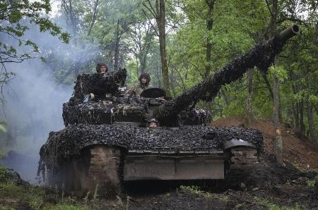 　５月、ウクライナ東部ドネツク州バフムト付近を進むウクライナ軍の戦車（ＡＰ＝共同）