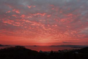 日の出前の僅かな時間、空と海が真っ赤に染まる