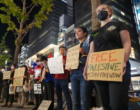 　イスラエルのパレスチナ自治区ガザへの攻撃に抗議し、平和を求める街頭宣伝に集まった人たち＝１日夜、大阪市