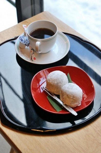 菅井八段の１日目午後のおやつ「生クリーム大福」とホットコーヒー（日本将棋連盟提供）