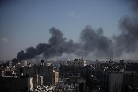 　６日、パレスチナ自治区ガザ南部ハンユニスで、イスラエルによる空爆の後に立ち上る煙（ＡＰ＝共同）