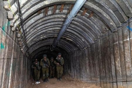 　イスラエル軍が発見した地下トンネルの内部＝昨年１２月、パレスチナ自治区ガザ北部のエレズ検問所付近（ロイター＝共同）