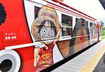 　人気漫画「ＯＮＥ　ＰＩＥＣＥ（ワンピース）」をモチーフにした南阿蘇鉄道の「サニー号トレイン」＝２２日午前、熊本県南阿蘇村の立野駅
