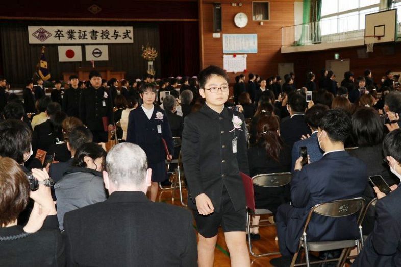 思い出詰まった学びや巣立つ　岡山県内公立小１９４校で卒業式