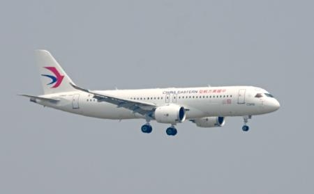 　初めての商業運航で北京首都国際空港に着陸する中国初の国産中型ジェット旅客機「Ｃ９１９」＝２８日（共同）