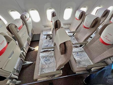 　商業運航を始めた中国初の国産中型ジェット旅客機「Ｃ９１９」の座席＝２８日（乗客提供、共同）