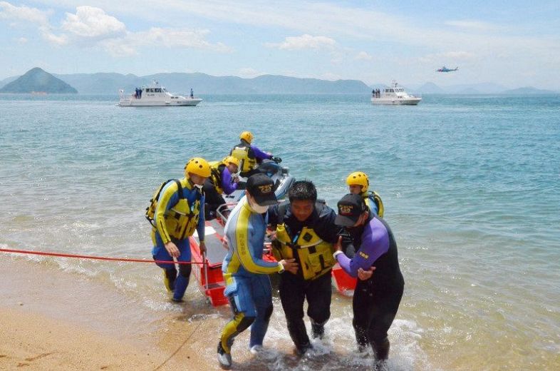水難事故を想定した救助訓練に臨む県警機動隊員ら