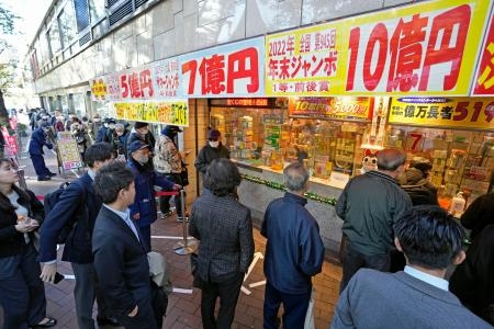 　発売された年末ジャンボ宝くじを買い求める人たち＝２１日午前、東京・銀座