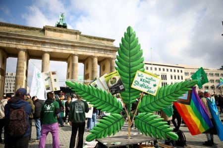 　大麻の合法化を求めて集まった人たち＝２０２３年４月、ベルリン（ロイター＝共同）