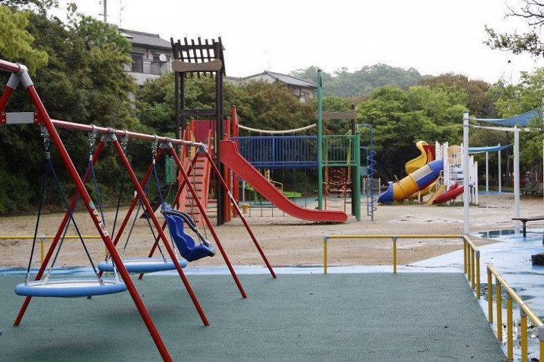 福山市 誰もが遊べる遊具を設置　市内初、春日池公園に６基導入