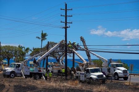 　米マウイ島ラハイナで電線を修理する作業員ら＝１５日（ロイター＝共同）