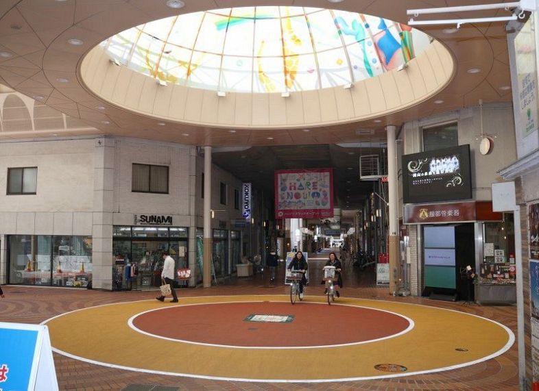 岡山市表町商店街南部の時計台跡に完成したサーカスドーム広場