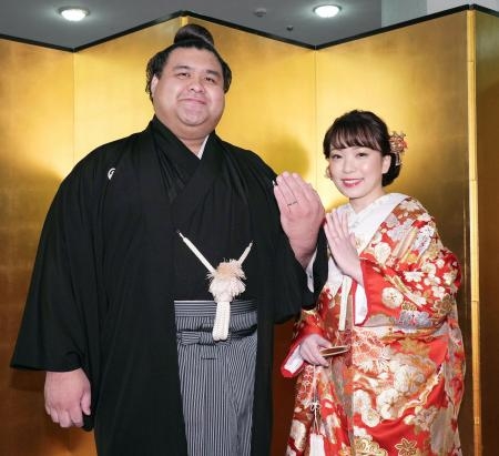 　結婚披露宴を前に指輪を披露する高安（左）と杜このみさん＝１７日、東京都内のホテル（代表撮影）