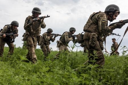 　ウクライナ東部ドネツク州で歩兵訓練に参加するウクライナ兵＝１１日（ゲッティ＝共同）