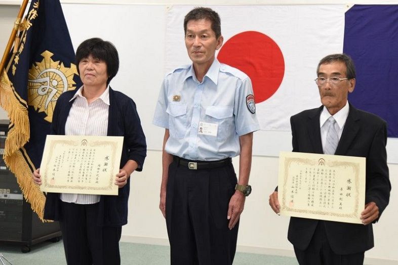 山本消防長（中央）から感謝状を受け取った原田さん（右）と岡田さん