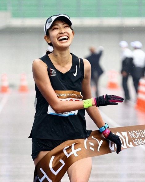 おかやまマラソンで女子のトップでゴールする冨井菜月さん