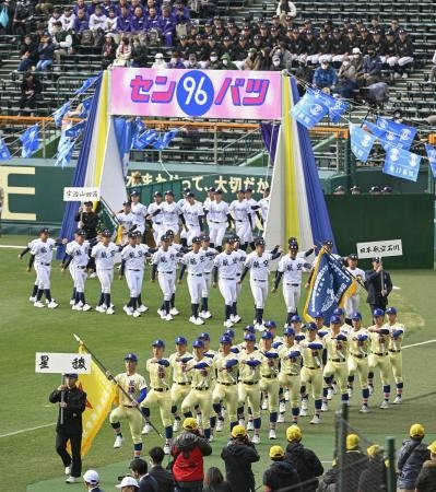 　第９６回選抜高校野球大会の開会式で、入場行進する星稜（手前）、日本航空石川の選手たち＝１８日午前、甲子園球場