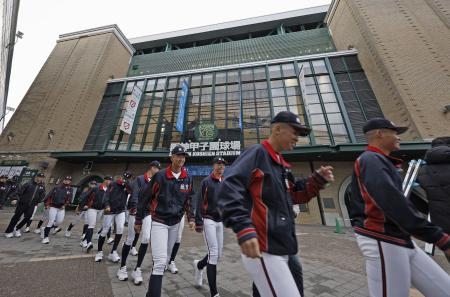 　第９６回選抜高校野球大会の開会式のため、甲子園球場に到着した日本航空石川の選手たち＝１８日午前