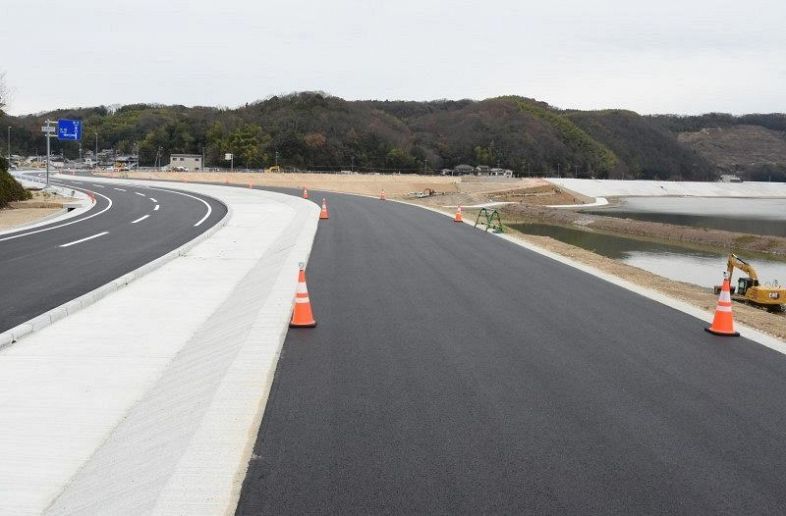 国交省が整備した自転車・歩行者専用道。左隣が岡山県道下原船穂線バイパス