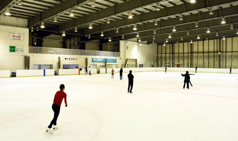 ２０２５年国民スポーツ大会冬季大会の会場となる岡山国際スケートリンク＝岡山市