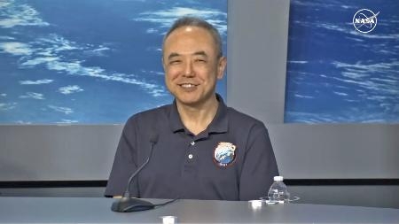 　国際宇宙ステーションから帰還し、ジョンソン宇宙センターで記者会見する古川聡飛行士＝２５日（ＮＡＳＡの中継から・共同）