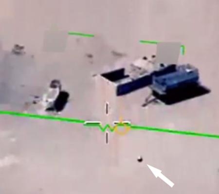 　中東で無人機が撮影した球形のＵＦＯ（矢印）（米国防総省提供・共同）
