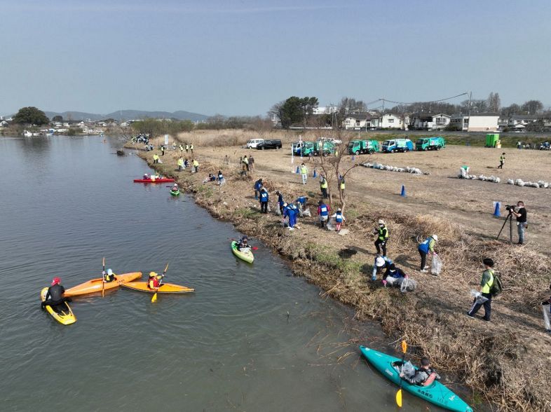主会場ではカヌー愛好者も参加。川と陸の両面から取り組んだ＝岡山市北区平田（無人航空機で撮影）