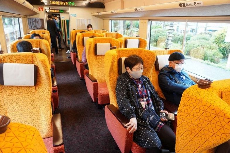 黄色がベースのグリーン席。座席の間隔は新幹線と同じでゆったりしている