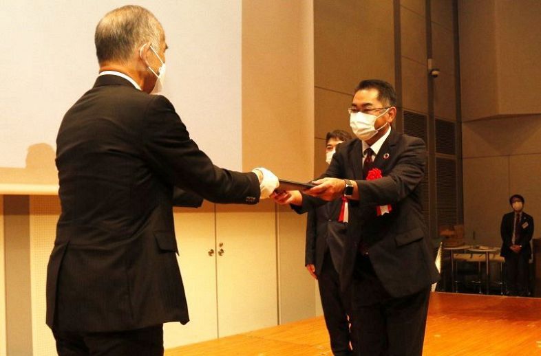 ２０２１年度の「おかやまＳＤＧｓアワード」で表彰される受賞団体の代表者（右）＝２１年１２月、岡山市内