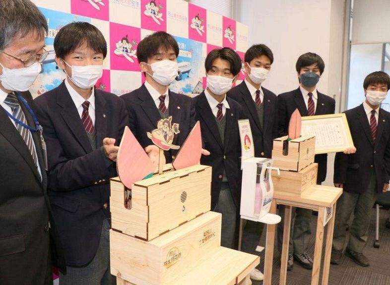東岡山工業高の生徒が製作した手指消毒を呼びかける木製装置