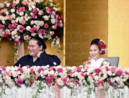 　結婚披露宴で笑顔を見せる横綱照ノ富士（左）とドルジハンド夫人＝１１日、東京都内のホテル（代表撮影）