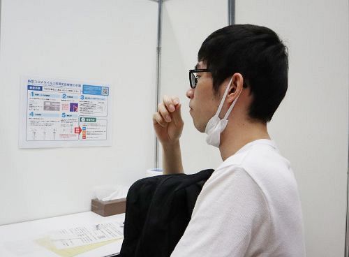 岡山コンベンションセンターで無料の抗原検査を受ける希望者